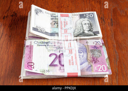 Geld auf den Tisch. £ 2000 Sterling verwendet in Schottischen £ 20 Banknoten, von der Royal Bank of Scotland und der Clydesdale Bank. Flache Freiheitsgrad. Stockfoto