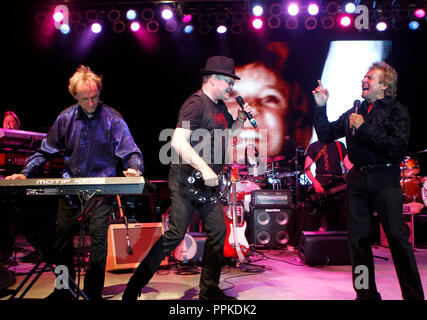 Peter Tork (L), Mickey Dolenz (C) und Davy Jones (R) mit den Monkees im Konzert während ihrer 45. Jahr Reunion Tour im Pompano Beach Amphitheater in Pompano Beach, Florida führen Sie am 5. Juni 2011. Stockfoto