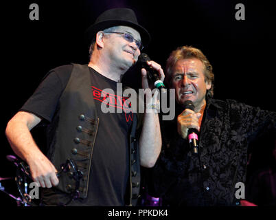 Micky Dolenz (L) und Davy Jones (R) mit den Monkees im Konzert während ihrer 45. Jahr Reunion Tour im Pompano Beach Amphitheater in Pompano Beach, Florida führen Sie am 5. Juni 2011. Stockfoto