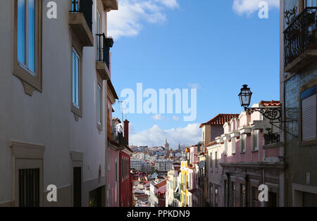 Die Altstadt von Bica in Lissabon, an einem Hang zwischen dem Bairro Alto und den Tejo. Stockfoto