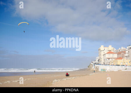 Der Strand und das kleine Dorf Praia das Maçãs, in der Nähe von Sintra. Stockfoto