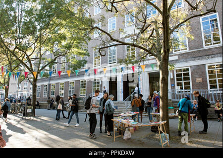 Studenten an Soas der Schule für Orientalische und Afrikanische Studien Anmeldung Tag Bloomsbury London England Großbritannien UK Stockfoto