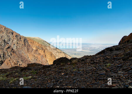 Anzeigen von Parker Pass ostwärts auf der Suche von der Seite von Parker Peak, mit Blick auf den Mono Lake in der Ferne; Ansel Adams Wilderness, Inyo National Für Stockfoto