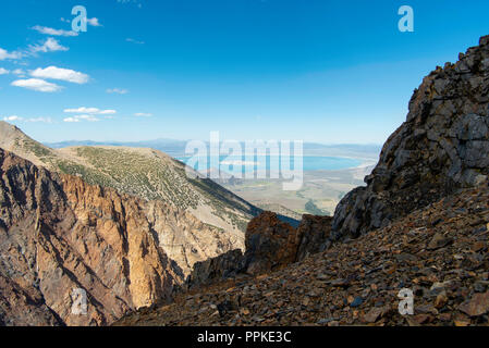 Anzeigen von Parker Pass ostwärts auf der Suche von der Seite von Parker Peak, mit Blick auf den Mono Lake in der Ferne; Ansel Adams Wilderness, Inyo National Für Stockfoto