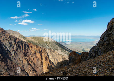 Anzeigen von Parker Pass ostwärts auf der Suche von der Seite von Parker Peak, mit Blick auf den Mono Lake in der Ferne; Ansel Adams Wilderness, Inyo National Für Stockfoto