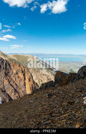 Anzeigen von Parker Pass ostwärts auf der Suche von der Seite von Parker Peak, mit Blick auf den Mono Lake in der Ferne; Ansel Adams Wilderness, Inyo National Für Stockfoto