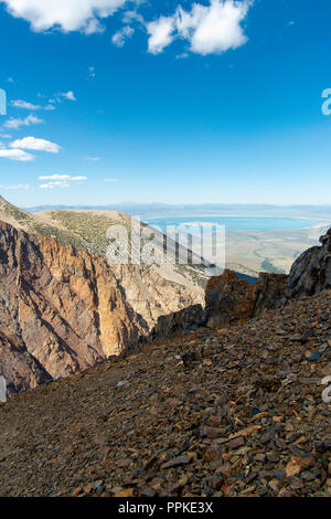 Anzeigen von Parker Pass ostwärts auf der Suche von der Seite von Parker Peak, mit Blick auf den Mono Lake in der Ferne; Ansel Adams Wilderness, Inyo National Für Stockfoto