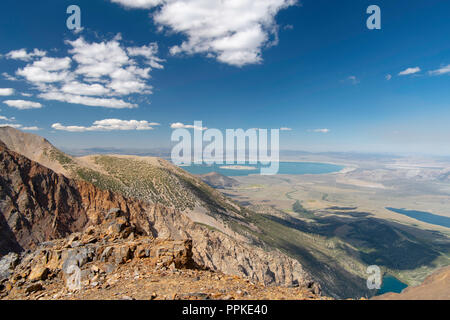 Anzeigen von Parker Pass ostwärts auf der Suche von der Seite von Parker Peak, mit Blick auf den Mono Lake in der Ferne; Ansel Adams Wilderness, Inyo National Für Stockfoto