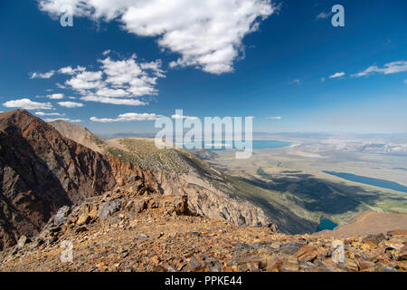 Anzeigen von Parker Pass ostwärts auf der Suche von der Seite von Parker Peak, mit Blick auf den Mono Lake in der Ferne; Ansel Adams Wilderness, Inyo National Für Stockfoto