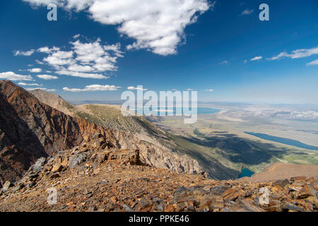 Anzeigen von Parker Pass ostwärts auf der Suche von der Seite von Parker Peak, mit Blick auf den Mono Lake in der Ferne; Ansel Adams Wilderness, Inyo National Für Stockfoto