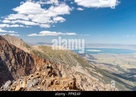 Junger Mann, der den Blick auf Parker Pass ostwärts auf der Suche von der Seite von Parker Peak, mit Blick auf den Mono Lake in der Ferne; Ansel Adams W Stockfoto