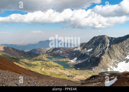 Süden Blick von Koip Pass nach Alger Seen; Ansel Adams Wilderness, Inyo National Forest, Sierra Nevada, Kalifornien, USA. Stockfoto