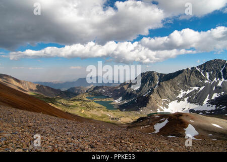 Süden Blick von Koip Pass nach Alger Seen; Ansel Adams Wilderness, Inyo National Forest, Sierra Nevada, Kalifornien, USA. Stockfoto