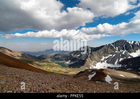 Süden Blick von Koip Pass nach Alger Seen; Ansel Adams Wilderness, Inyo National Forest, Sierra Nevada, Kalifornien, USA. Stockfoto