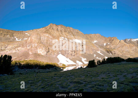 Sonnenaufgang über Alger Seen mit Asphalt Peak im Hintergrund; Ansel Adams Wilderness, Inyo National Forest, Sierra Nevada, Kalifornien, USA. Stockfoto