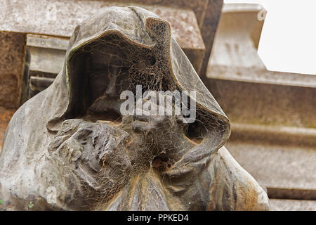 Statue eines Mannes im Spinnennetz auf dem Friedhof in Buenos Aires abgedeckt Stockfoto