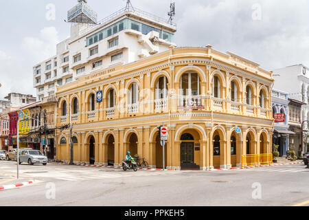 Die Stadt Phuket, Thailand - 6. August 2018: Der ehemalige Standard Chartered Bank Gebäude. Es ist nun der Baba Museum. Stockfoto