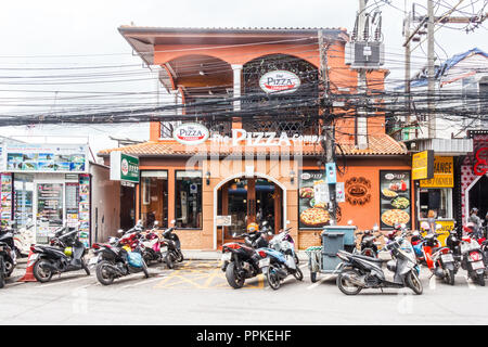 Patong Beach, Thailand - 9. August 2018: Der Pizza Company Restaurant. Der Essplatz ist ein Teil einer Kette dienen und die Bereitstellung von Pizzas. Stockfoto