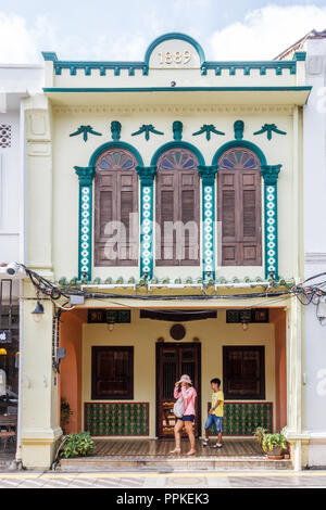 Phuket, Thailand - 2. September 2018: Touristen zu Fuß vorbei an einem renovierten Geschäftshaus in Thalang Road. Der architektonische Stil ist Sino Portugiesisch. Stockfoto