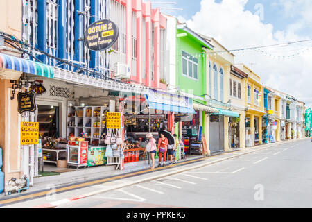 Phuket, Thailand - 2. September 2018: Chinesische Touristen auf Thalang Road. Der architektonische Stil ist Sino Portugiesisch. Stockfoto