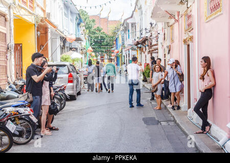 Phuket, Thailand - 2. September 2018: Chinesische Touristen die Bilder auf der Soi Rommanee. Viele chinesische Touristen kommen nach Phuket. Stockfoto