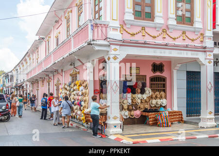 Phuket, Thailand - 2. September 2018: Touristen und hat Stall, Thalang Road an der Kreuzung mit der Soi Rommanee. Viele Touristen kommen zu besuchen. Stockfoto