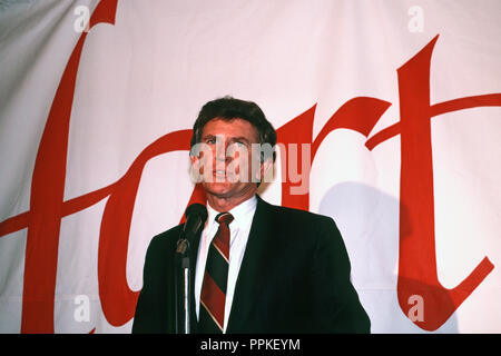 Der ehemalige US-Senator Gary Hart laufen für Senator Gary Hart laufen für die demokratische Präsidentschaftskandidatur im Jahr 1988, in San Francisco, Kalifornien Stockfoto