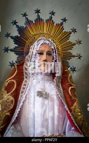 Unsere Frau von Guadalupe in einer schönen Kleidung in der Cholul-Kirche in der Nähe von Merida, Yucatan, Mexiko Stockfoto