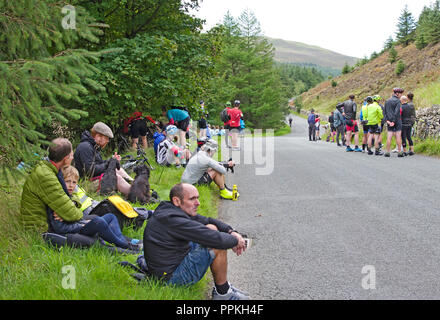 Radfahrer und Zuschauer warten geduldig in der Nähe der Oberseite der Whinlatter Pass, Cumbria, vor Beginn der Phase 5 Mannschaftszeitfahren, Tour durch Großbritannien 2018 Stockfoto