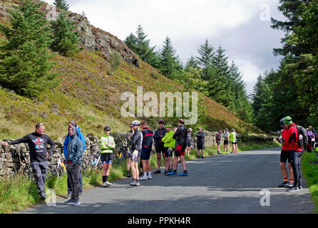 Radfahrer und Zuschauer warten geduldig in der Nähe der Oberseite der Whinlatter Pass, Cumbria, vor Beginn der Phase 5 Mannschaftszeitfahren, Tour durch Großbritannien 2018 Stockfoto