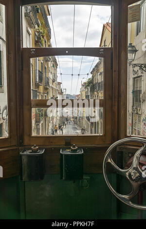 Lissabon, Portugal - September 03, 2018: Blick aus dem Cockpit der Bica Seilbahn auch als Ascensor da Bica oder Elevador da Bica auf der Rua da Bica bekannt Stockfoto