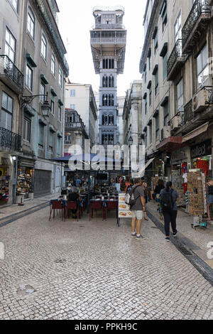 Lissabon, Portugal - 30. August 2018: Rue de Santa Justa und Santa Justa Aufzug Elevador de Santa Justa auch als Carmo Aufzug Elevador do Carmo bekannt Stockfoto