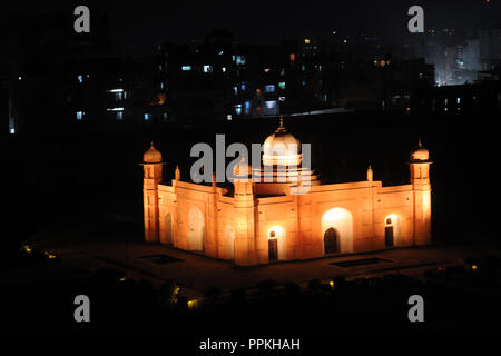 Dhaka, Bangladesch - Februar 07, 2014: Nachtansicht der Lalbagh Fort ist eine unvollständige 17. Jahrhundert Mughal Fort Komplex, steht vor dem BURIGANGA R Stockfoto