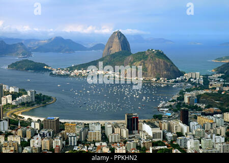 Zuckerhut oder Pao De Acucar, dem berühmten Wahrzeichen von Rio de Janeiro als von Corcovado Hügel, Brasilien gesehen Stockfoto