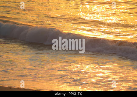 Farbe Gold grosse Wellen des Atlantik in der Morgensonne Reflexionen, Rio de Janeiro, Brasilien Stockfoto
