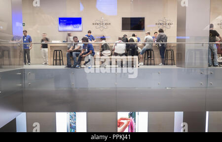 Customer Support an der Genius Bar im Apple Store in Barcelona, Spanien Stockfoto