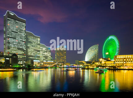 Die wunderschöne Skyline und Yokohama Yokohama Uferpromenade am Minato-Mirai und der Cosmo Wecker 21 Riesenrad Yokohama, Kanagawa Präfektur, Japan. Stockfoto