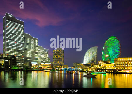 Die wunderschöne Skyline und Yokohama Yokohama Uferpromenade am Minato-Mirai und der Cosmo Wecker 21 Riesenrad Yokohama, Kanagawa Präfektur, Japan. Stockfoto