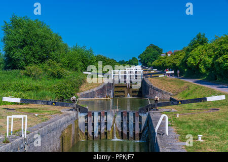 Caen Hill Sperrt einen Flug von Sperren auf dem Kennet und Avon Kanal, zwischen Rowde und Devizes, Wiltshire, England, Vereinigtes Königreich, Europa Stockfoto