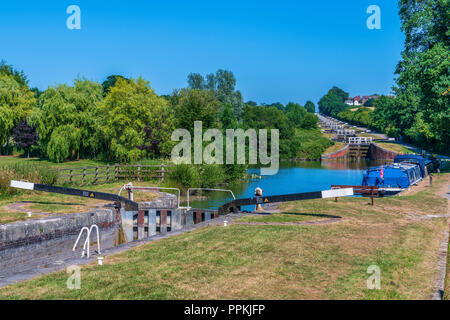 Caen Hill Sperrt einen Flug von Sperren auf dem Kennet und Avon Kanal, zwischen Rowde und Devizes, Wiltshire, England, Vereinigtes Königreich, Europa Stockfoto