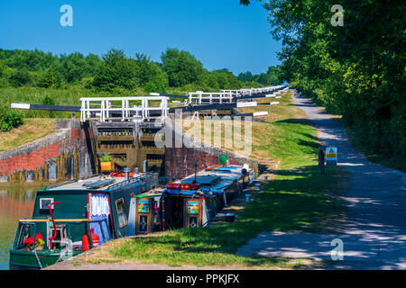 Caen Hill Sperrt einen Flug von Sperren auf dem Kennet und Avon Kanal, zwischen Rowde und Devizes, Wiltshire, England, Vereinigtes Königreich, Europa Stockfoto