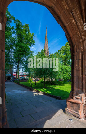 Kirche der Heiligen Dreifaltigkeit von den Ruinen der alten Kathedrale, Coventry gesehen, West Midlands, England, Vereinigtes Königreich, Europa Stockfoto