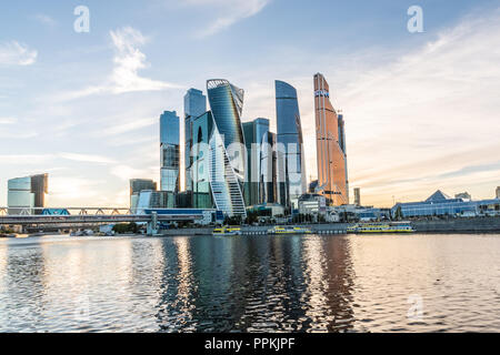 Russland; Moskau - 13. September 2018: die Wolkenkratzer der Stadt Moskau - Moskau International Business Center in der Innenstadt von Moskau und Bagration Brücke. Stockfoto