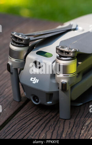 Vertikale Ansicht von hinten Ansicht von Mavic2 pro Drohne Stockfoto