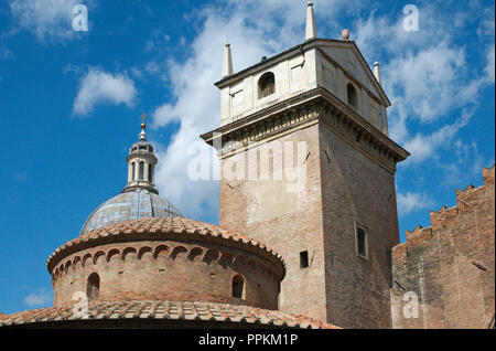 Rotonda di San Lorenzo und Torre dell'Orologio (Uhrturm) in Mantua, Italien Stockfoto