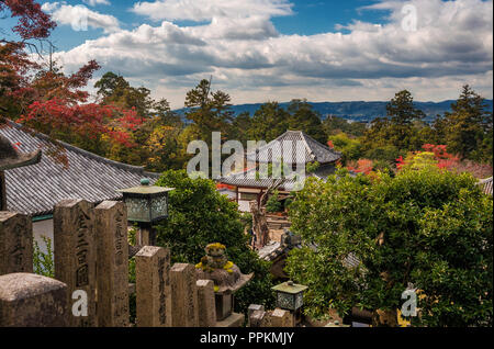 Antike Tempel unter Bäumen in Nara Park Stockfoto