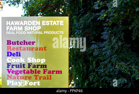 Hawarden Immobilien Farm Shop Zeichen außerhalb der Farm Shop im Dorf Harwarden, Flintshire, Wales Stockfoto