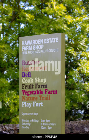 Hawarden Immobilien Farm Shop Zeichen außerhalb der Farm Shop im Dorf Harwarden, Flintshire, Wales Stockfoto