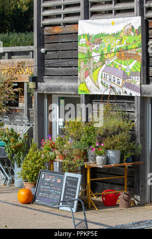 Schilder und produzieren einschließlich kürbisse am Eingang Harwarden Immobilien Hofladen, Flintshire, Wales Stockfoto