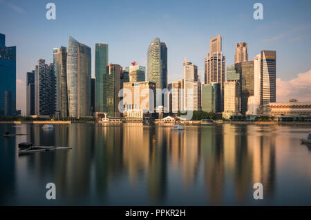 Skyline der Stadt Singapur vom Pier aus gesehen. Stockfoto